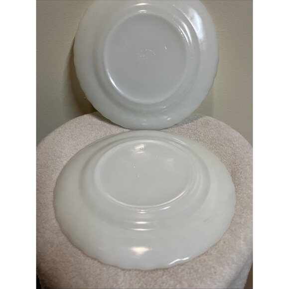 Vintage Anchor Hocking Golden Shell 10" Dinner Plate Milk Glass w/Gold Trim - Picture 8 of 8